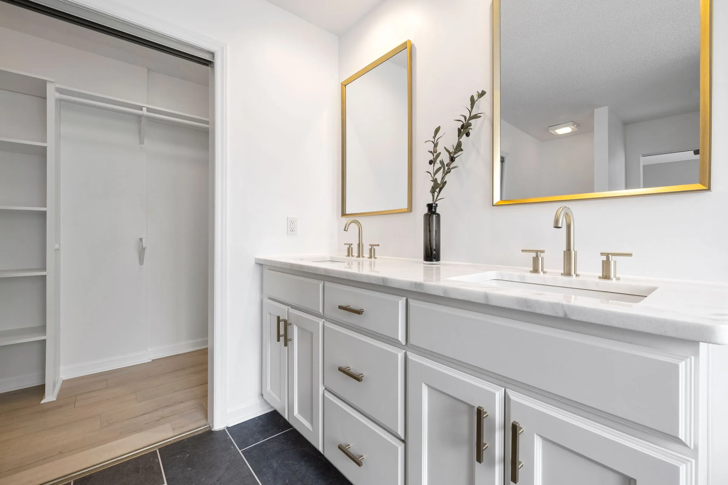 Plan vasque effet Calacatta avec miroirs dorés