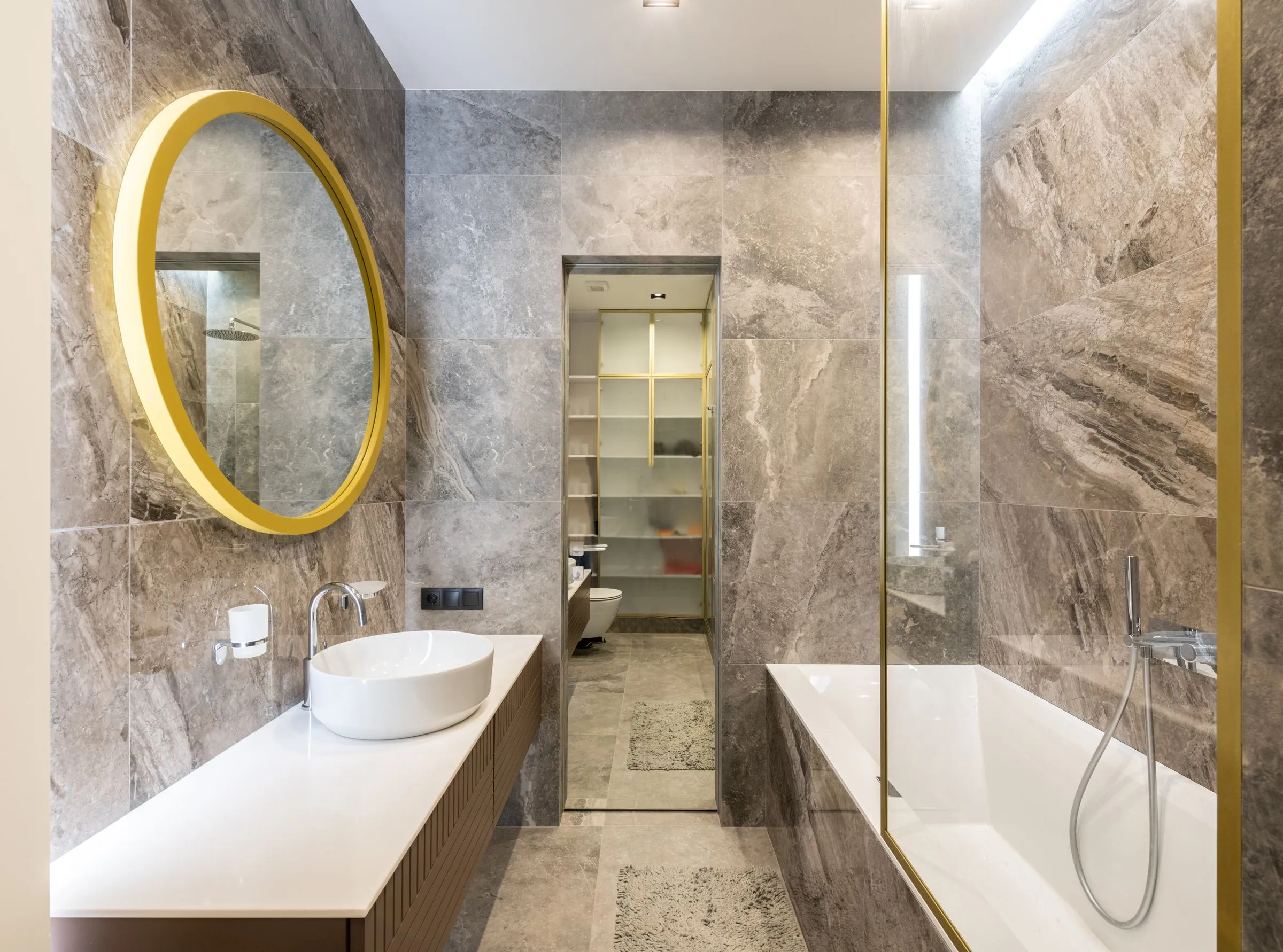 Murs de salle de bain en grandes plaques de marbre gris